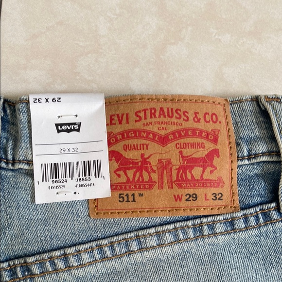 Levi's Jeans in Blue with Classic Fit and Levi's Branding - Picture 4 of 8